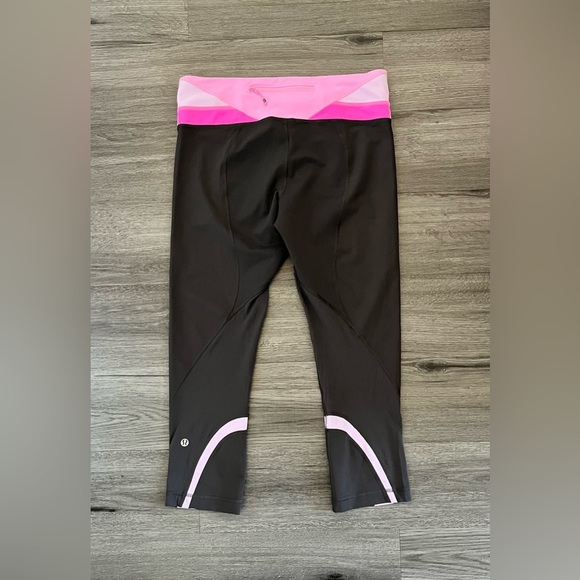 Lululemon Women's Size 8 Crop Leggings Pink Gray Back Zip Pocket Gym Run - Picture 1 of 9